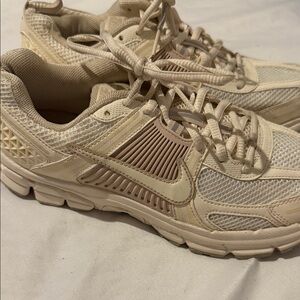 Nike Big Kids 6Y Vomero Sneakers in Cream and Light Tan